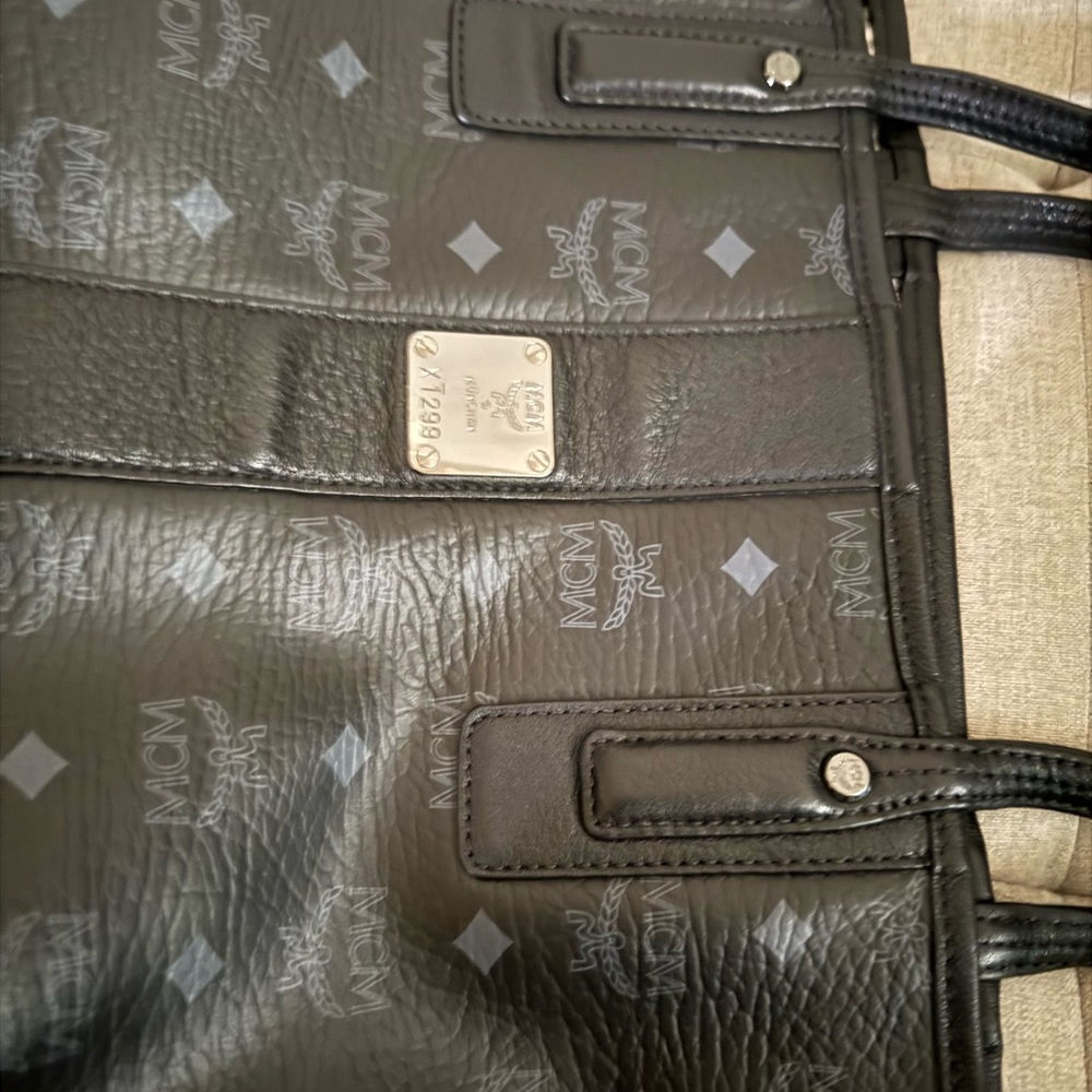 MCM Black Leather Tote Bag (Medium size) - Picture 4 of 8